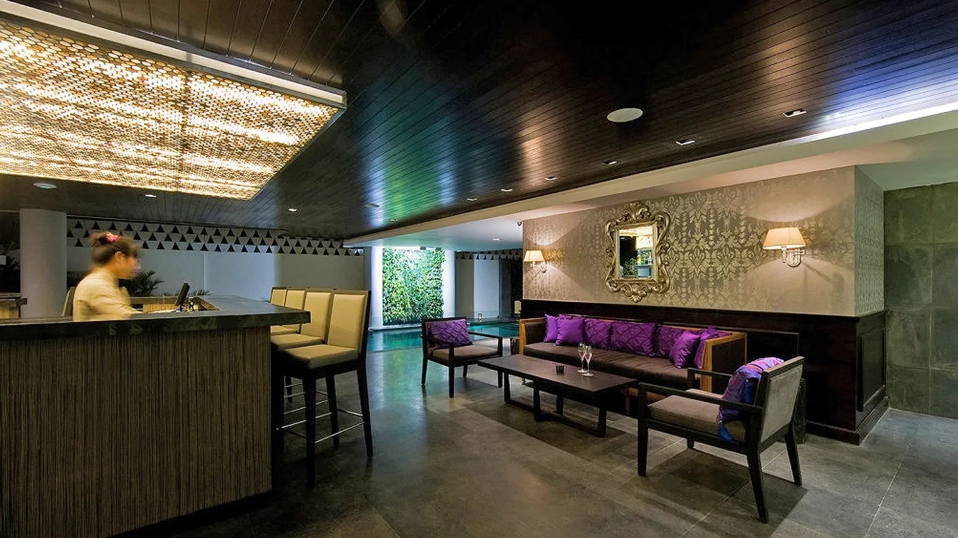 L Hotel 2